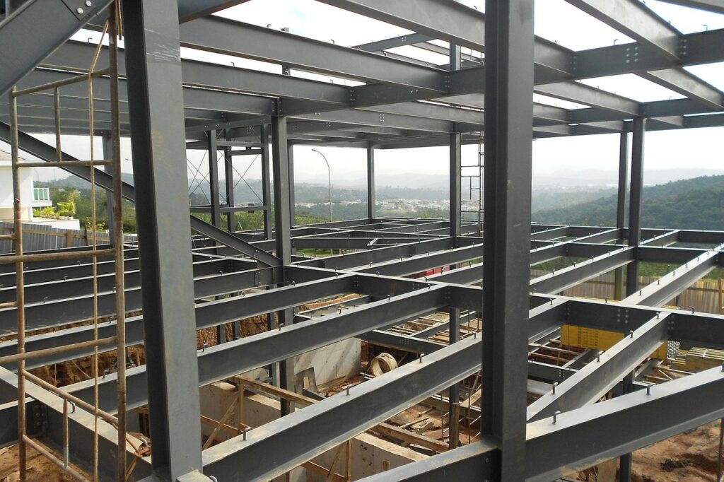 Estructura metálica en construcción calculada para resistir cargas estructurales e incendio